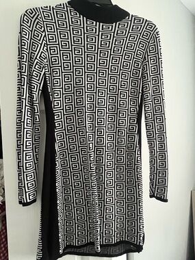 Madden Girl Black & White Geometric Long Sleeve Knit Dress